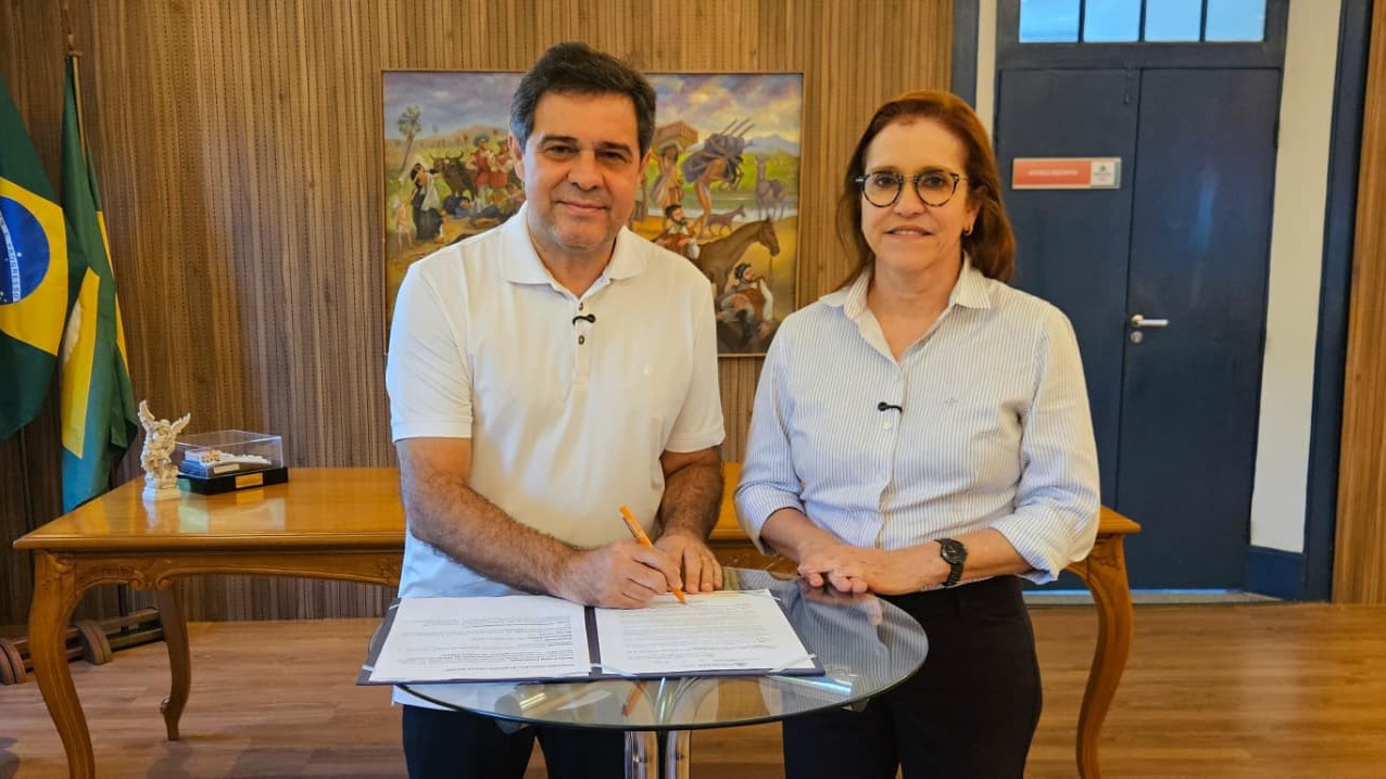 prefeito Evandro e secretária Riane posam para a foto no gabinete